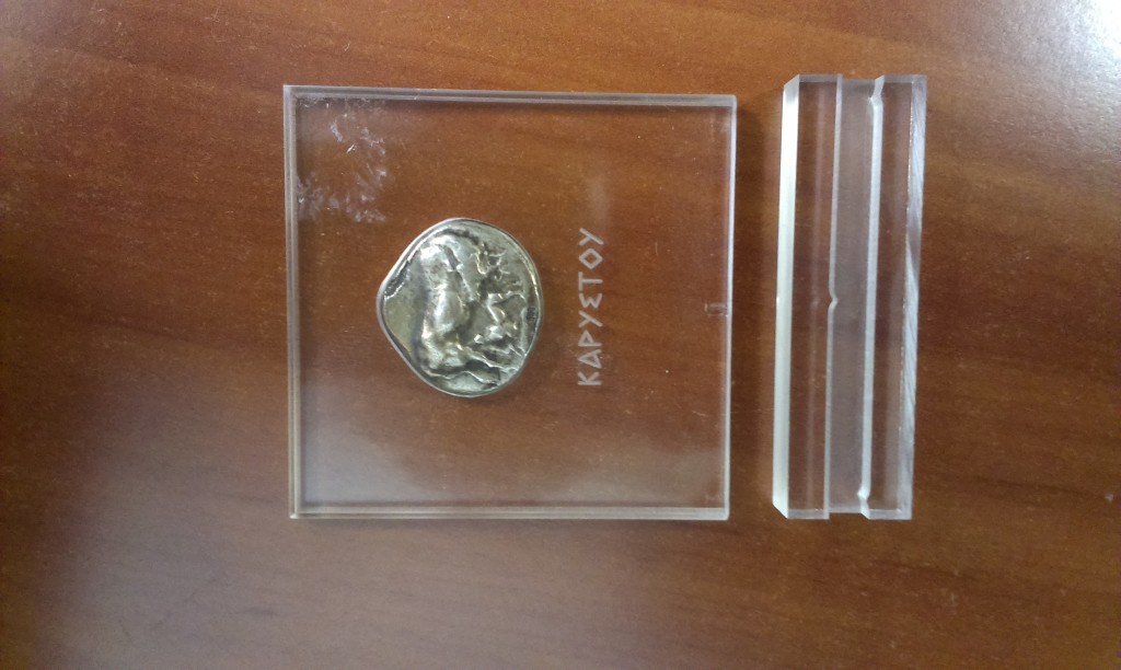 εγκλωβισμός νομίσματος σε Plexiglass