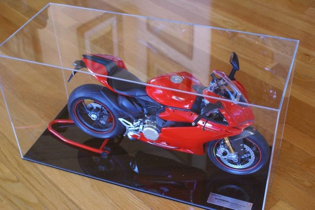 εκγλωβισμος μηχανης σε plexiglass κουτί